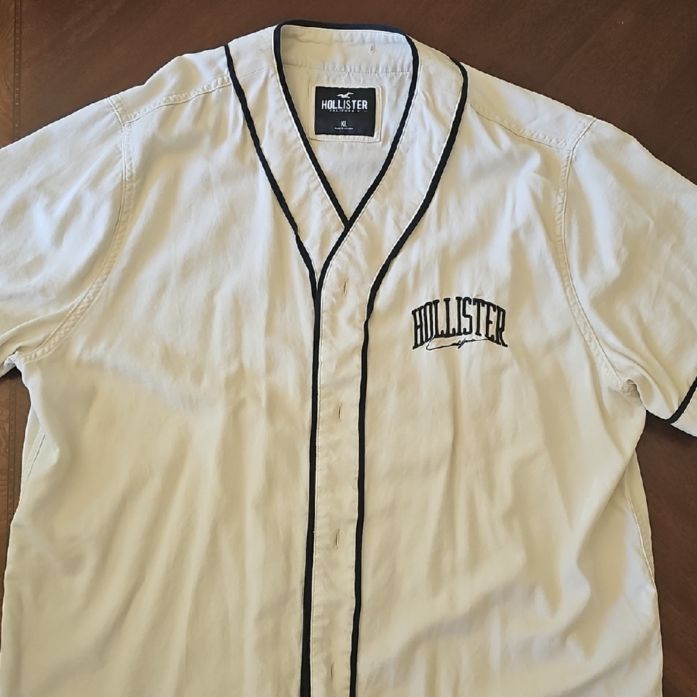 Hollister White Short-Sleeve Baseball Jersey with Black Piping